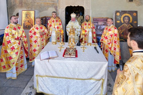 Biserica Scaune din Bucureşti a primit veșmântul sfințeniei Poza 149582