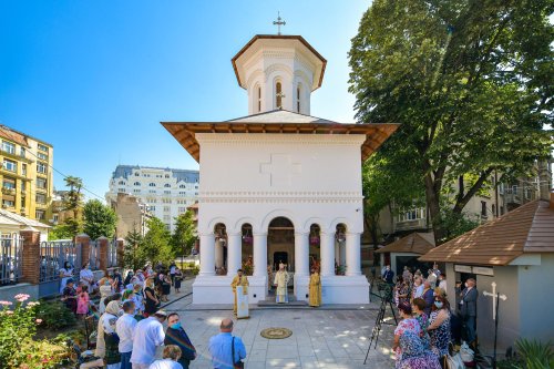 Biserica Scaune din Bucureşti a primit veșmântul sfințeniei Poza 149583