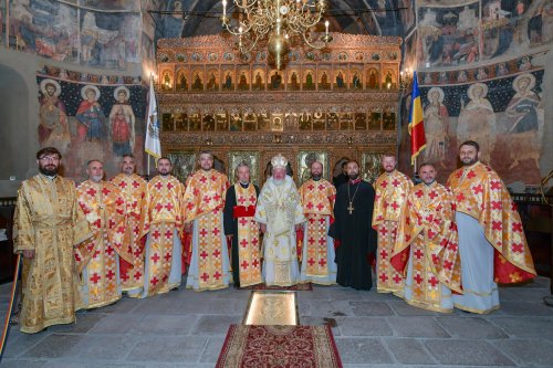 Biserica Scaune din Bucureşti a primit veșmântul sfințeniei Poza 149590