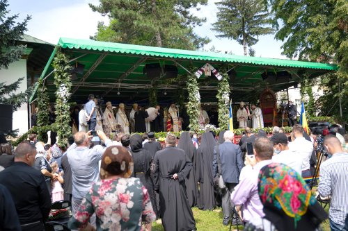Clericii și credincioșii din Bucovina și-au primit noul Arhiepiscop Poza 149517