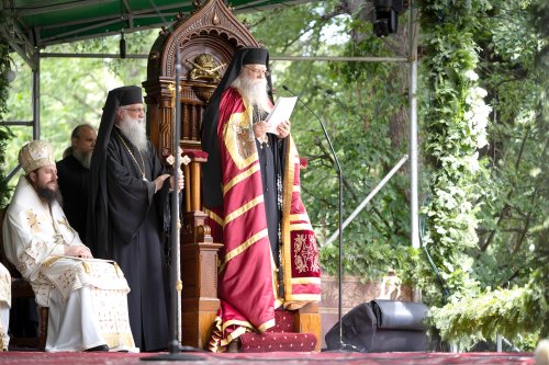 Clericii și credincioșii din Bucovina și-au primit noul Arhiepiscop Poza 149538