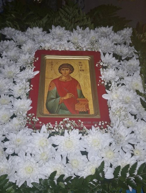 Sfântul Mare Mucenic Pantelimon, ocrotitorul Mănăstirii Dâncu, județul Cluj Poza 149796