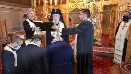 Hirotesii de duhovnici în Arhiepiscopia Târgoviștei Poza 149927
