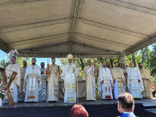 Înaltpreasfinţitul Părinte Arhiepiscop Irineu a slujit în localitatea natală Poza 150093