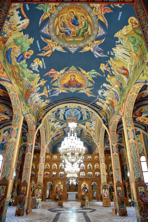 Veșmântul sfințeniei pentru Biserica „Acoperământul Maicii Domnului”-Titan Poza 150928