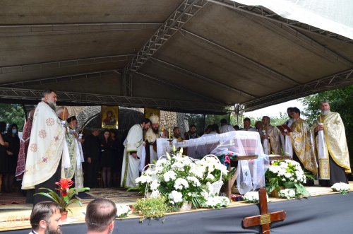 Părintele Alexandru Argatu a fost condus pe ultimul drum Poza 151127