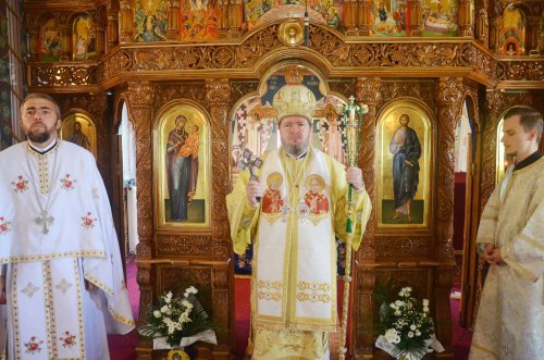 Liturghie arhierească în biserica parohială din Oradea-Podgoria Poza 151388