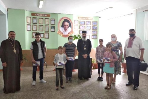 Episcopia de Bălţi donează elevilor, la început de an şcolar, 100 de tablete Poza 151498
