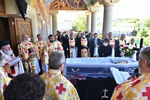 Profesorul Emilian Popescu a fost înmormântat