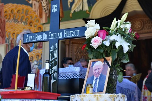 Profesorul Emilian Popescu a fost înmormântat Poza 151607