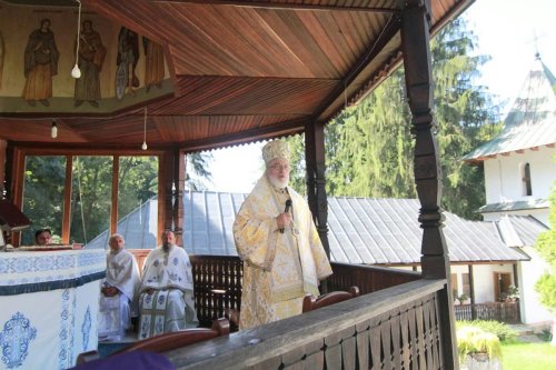 Slujire arhierească la Mănăstirea Robaia din județul Argeș Poza 151885