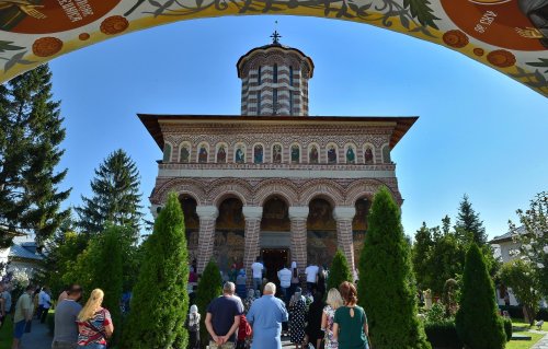 Patriarhul României la Mănăstirea Samurcăşeşti de lângă Capitală Poza 152446