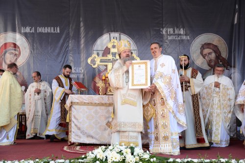 Paraclisul Parohiei „Sfinții Trei Ierarhi” din Ploiești a fost sfințit Poza 152546
