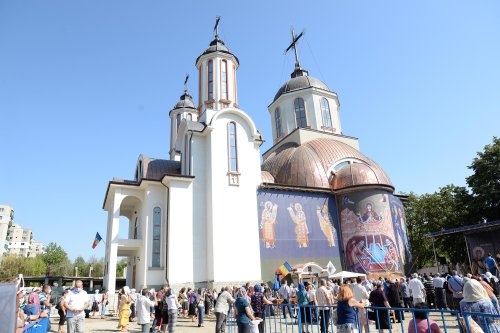 Paraclisul Parohiei „Sfinții Trei Ierarhi” din Ploiești a fost sfințit Poza 152547