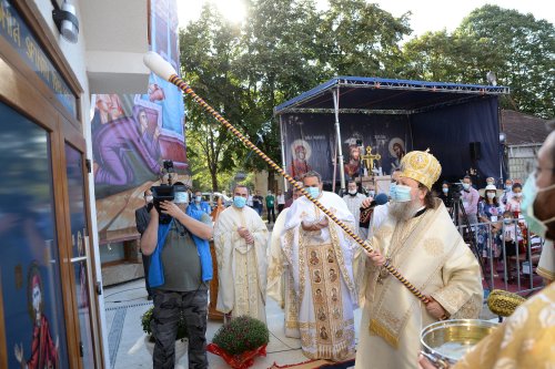 Paraclisul Parohiei „Sfinții Trei Ierarhi” din Ploiești a fost sfințit Poza 152558