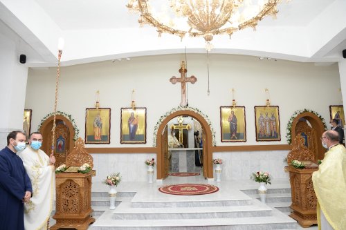 Paraclisul Parohiei „Sfinții Trei Ierarhi” din Ploiești a fost sfințit Poza 152561