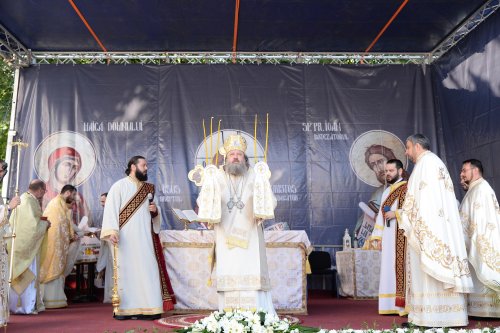Paraclisul Parohiei „Sfinții Trei Ierarhi” din Ploiești a fost sfințit Poza 152572