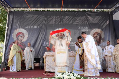 Paraclisul Parohiei „Sfinții Trei Ierarhi” din Ploiești a fost sfințit Poza 152585