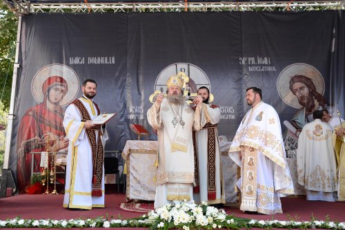 Paraclisul Parohiei „Sfinții Trei Ierarhi” din Ploiești a fost sfințit Poza 152587