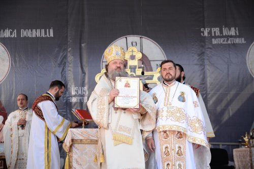 Paraclisul Parohiei „Sfinții Trei Ierarhi” din Ploiești a fost sfințit Poza 152588