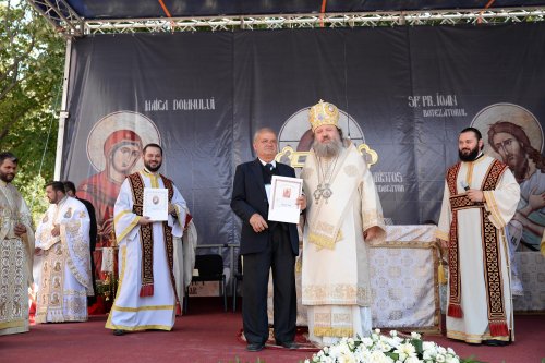 Paraclisul Parohiei „Sfinții Trei Ierarhi” din Ploiești a fost sfințit Poza 152592