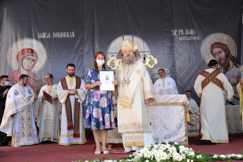 Paraclisul Parohiei „Sfinții Trei Ierarhi” din Ploiești a fost sfințit Poza 152593