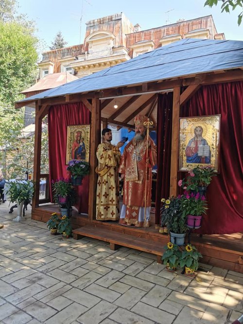 Sfânta Cruce, cinstită la Biserica „Sfântul Vasile”-Victoria din Bucureşti Poza 152704