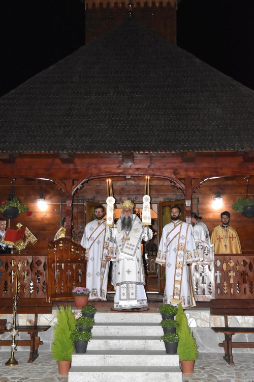 Priveghere și Liturghie de noapte la mănăstirea vâlceană Budești  Poza 152731