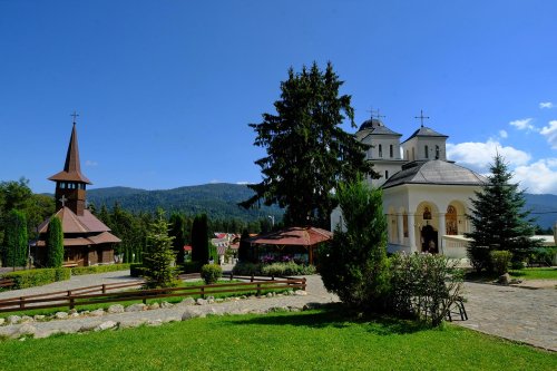 Mănăstirea Caraiman, popas odihnitor la umbra Crucii Eroilor Neamului Poza 152817