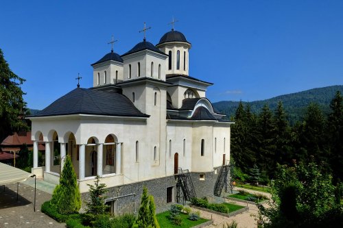 Mănăstirea Caraiman, popas odihnitor la umbra Crucii Eroilor Neamului Poza 152823