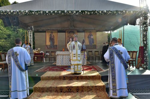 Patriarhul României a târnosit noua biserică a Mănăstirii Izbuc Poza 152891