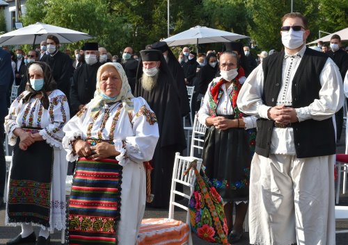 Patriarhul României a târnosit noua biserică a Mănăstirii Izbuc Poza 152892
