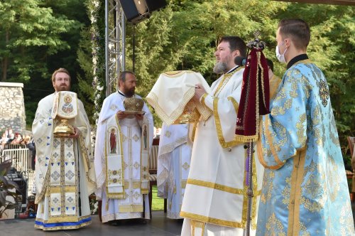 Patriarhul României a târnosit noua biserică a Mănăstirii Izbuc Poza 152894