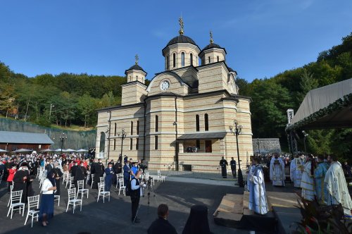 Patriarhul României a târnosit noua biserică a Mănăstirii Izbuc Poza 152896