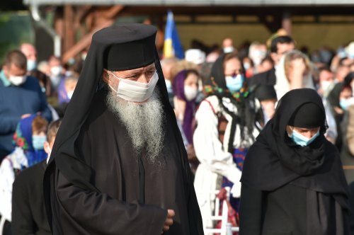 Patriarhul României a târnosit noua biserică a Mănăstirii Izbuc Poza 152900