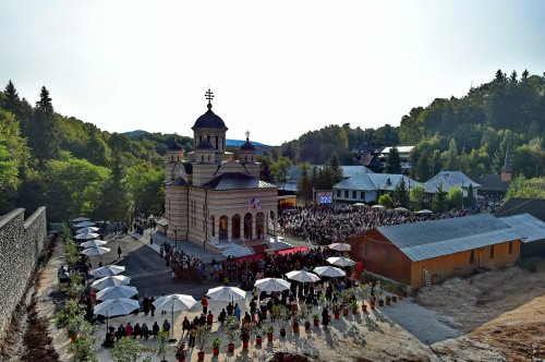 Patriarhul României a târnosit noua biserică a Mănăstirii Izbuc Poza 152902