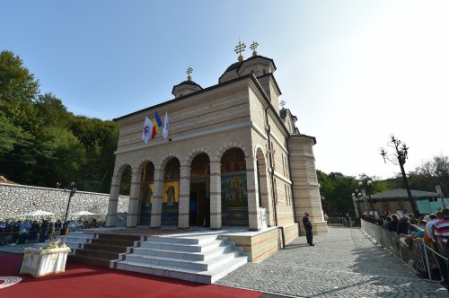 Patriarhul României a târnosit noua biserică a Mănăstirii Izbuc Poza 152904
