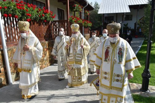 Patriarhul României a târnosit noua biserică a Mănăstirii Izbuc Poza 152907