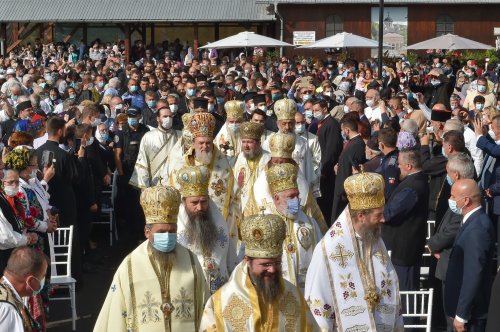 Patriarhul României a târnosit noua biserică a Mănăstirii Izbuc Poza 152908