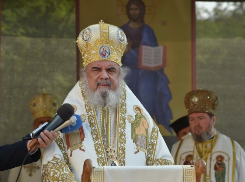 Patriarhul României a târnosit noua biserică a Mănăstirii Izbuc Poza 152911