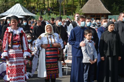 Patriarhul României a târnosit noua biserică a Mănăstirii Izbuc Poza 152912