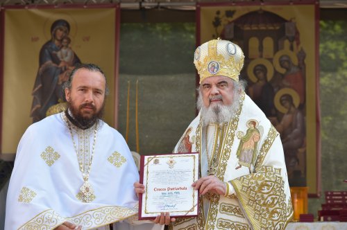 Patriarhul României a târnosit noua biserică a Mănăstirii Izbuc Poza 152913