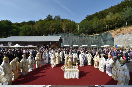 Patriarhul României a târnosit noua biserică a Mănăstirii Izbuc Poza 152917