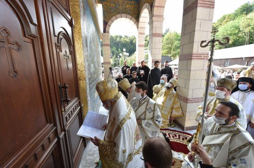 Patriarhul României a târnosit noua biserică a Mănăstirii Izbuc Poza 152920