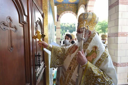 Patriarhul României a târnosit noua biserică a Mănăstirii Izbuc Poza 152921