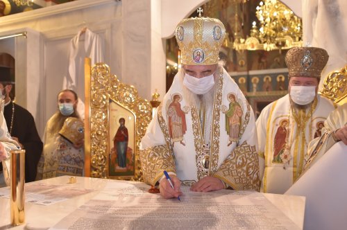 Patriarhul României a târnosit noua biserică a Mănăstirii Izbuc Poza 152922