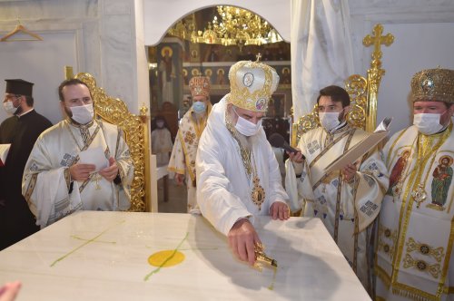 Patriarhul României a târnosit noua biserică a Mănăstirii Izbuc Poza 152925