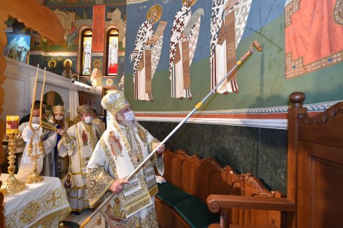Patriarhul României a târnosit noua biserică a Mănăstirii Izbuc Poza 152929