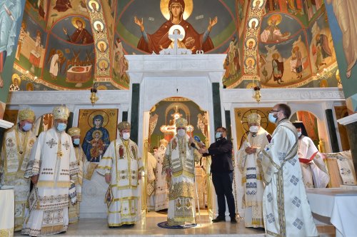 Patriarhul României a târnosit noua biserică a Mănăstirii Izbuc Poza 152933
