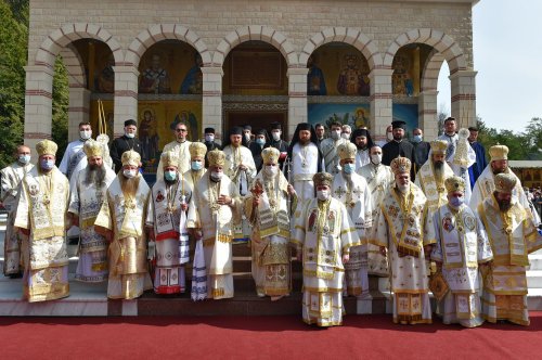 Patriarhul României a târnosit noua biserică a Mănăstirii Izbuc Poza 152936
